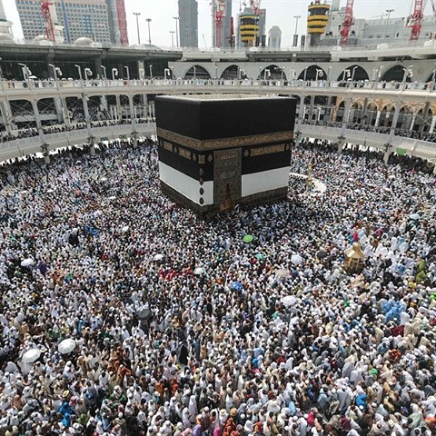 Muslimov krou kolem Kaaby na ndvo Velk meity v Mekce.