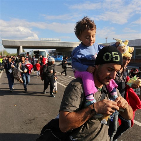 V Nickelsdorfu se migranti moc nezdruj, chtj do Nmecka. Odv je autobusy...