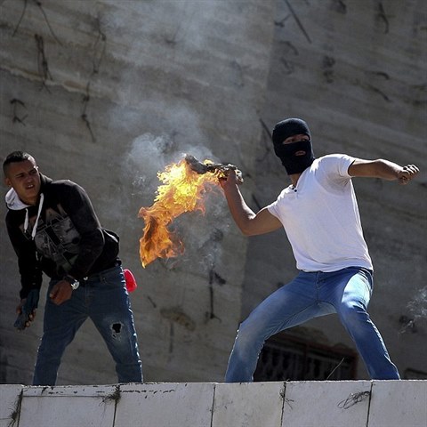 Palestinci hz Molotovovy koktejly na izraelskou policii