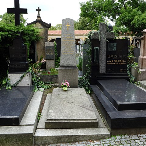 Benediktini pepustili rodin Stanislava Grosse tento hrob.