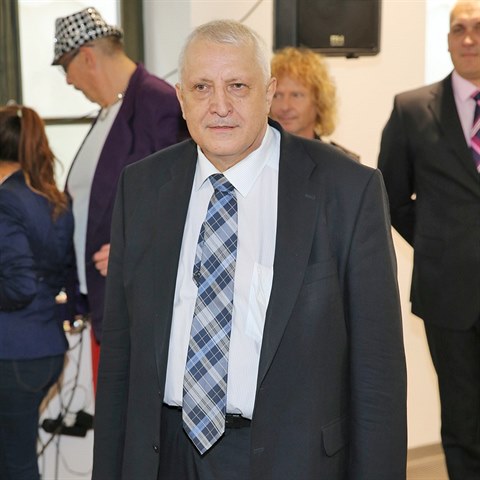 Anton�n Charouz se rozhodl ml�et.