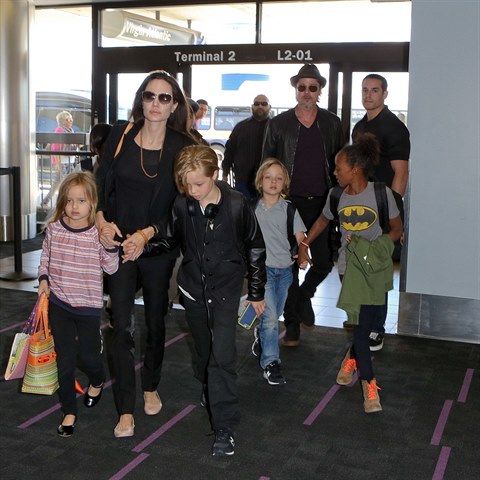 Angelina a Brad s rodinou.
