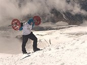 Powerlifter Andrey Rodichev zdolal Elbrus s inkou na zádech.