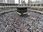 Muslimové krouí kolem Kaaby na nádvoí Velké meity v Mekce.