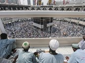 Dav lidí krouí kolem svatyn Káby v saúdskoarabské Mekce