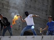 Palestinci hází Molotovovy koktejly na izraelskou policii