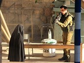Izraelský voják míí na palestinskou dívku Hadeel al-Haslamon.
