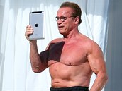 Arnie je stále v kondici.
