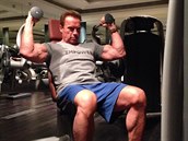 Arnold cvií pravideln a je to na nm znát.