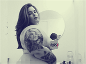 Tess se za své kypré k�ivky rozhodn� nestydí.