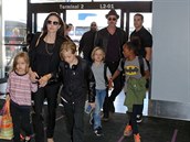 Angelina a Brad s rodinou.