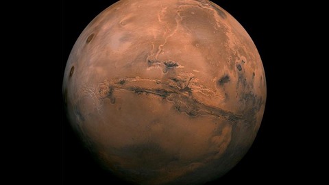 NASA potvrdila nález tekuté vody na Marsu!