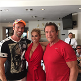 Dvojice a jejich modla Arnold Schwarzenegger.