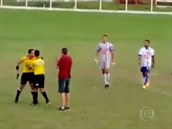 Brazilský rozhod�í vytáhl p�i fotbalovém utkání zbra� p�ímo na h�i�ti!