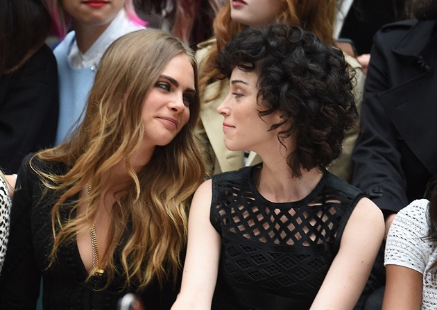 Cara Delevingne se zpvakou St. Vincent.