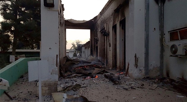 Z nemocnice Léka bez hranic v afghánském Kundúzu zbyly jen doutnající trosky....