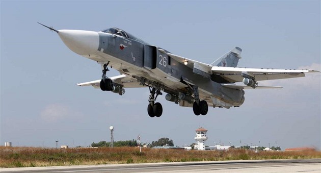 Ruský vojenský letoun vzlétá ze základny Hmeymim na hranici Sýrie s Tureckem....