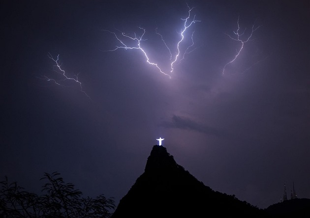 Blesky nad sochou Krista Spasitele v Rio de Janeiru