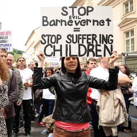 Proti Barnevernetu protestují tisíce lidí.