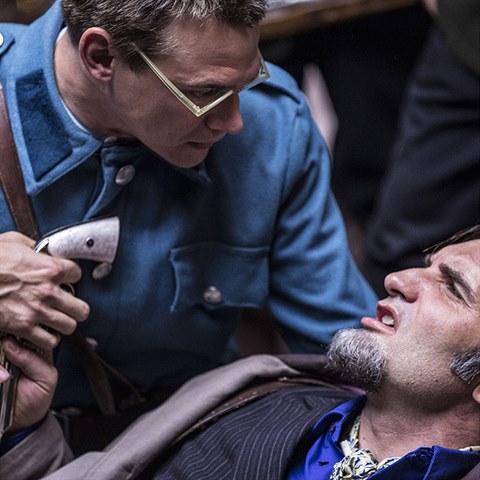 Filmu se nevyhnula ani k��ovit� sc�na, kde jeden z hlavn�ch p�edstavitel� um�r�... Nebojte se! Pot� op�t vstane a funguje d�l.