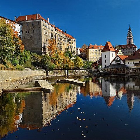 �esk� Krumlov je hojn� nav�t�vov�n turisty i vod�ky. Z Jelen� l�vky je vid�t jak na z�mek, tak na �eku Vltavu.