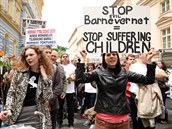 Proti Barnevernetu protestují tisíce lidí.