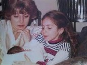 Gaga s maminkou Cynthiou na archivním snímku.