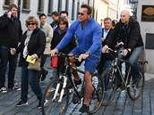 Arnold Schwarzenegger na kole v ulicích Prahy.
