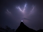 Blesky nad sochou Krista Spasitele v Rio de Janeiru