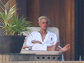 Justin odjel relaxovat na Bora Bora.