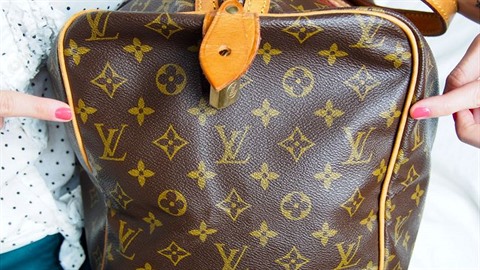 U originál Louis Vuitton kabelky nikdy není peruené logo ve vu.
