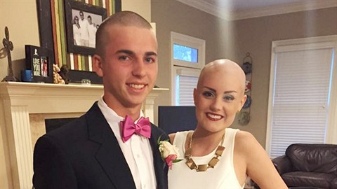 Kamarád do de�t�: Brayden Carpenter si oholil hlavu, aby podpo�il svou s...