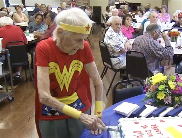 Amerianka Mary Cotterová oslavila 103. narozeniny  v kostýmu Wonder Woman jako...