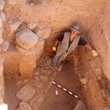 Vedouc vykopvek, archeolog Steven Collins.