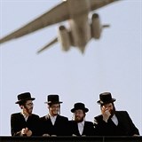 Let s eskmi aerolinkami vyvolal u Izraelc pozdvien. Nkte ortodoxn id...