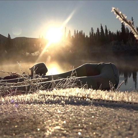 Jinovatka a v�chod slunce - takhle za��n� lov.