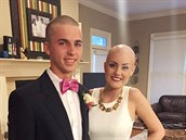 Kamarád do de�t�: Brayden Carpenter si oholil hlavu, aby podpo�il svou s...