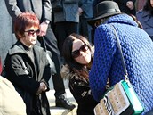 Magda a Jana se vítali s p�íbuznými.