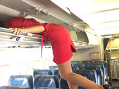 Soukání se do zavazadlových skínk na palub letadla je údajn jakýsi rituál.