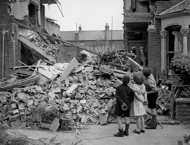 Britsk dti po bombardovn Londna v roce 1940...