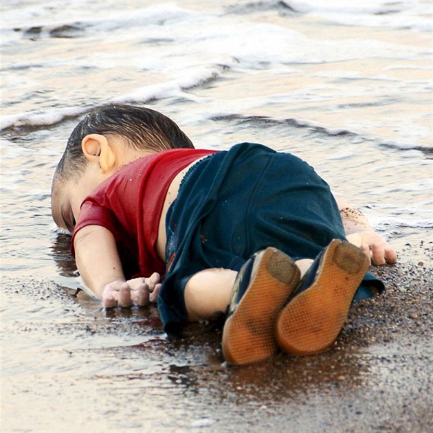 Utopený Aylan Kurdi.