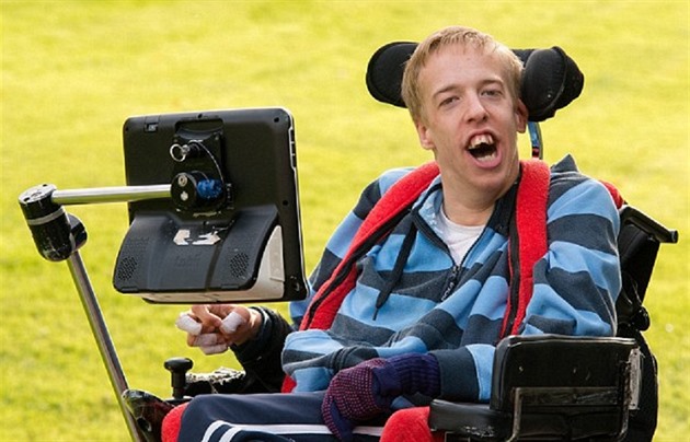 Bradley Warwick je díky mozkové obrn na vozíku a neme se pohybovat ani...