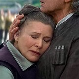 Vrac se i princezna Leia (Carrie Fisherov) coby osudov lska Hana Sola (Harrison Ford)