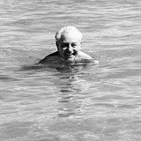 Australsk ministersk pedseda Harold Holt byl skvl plavec, potpl se,...