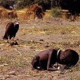 Slavn fotografie umrajcho africkho chlapce od Kevina Cartera...