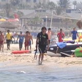 Nevhodn� �erty zam�stnanc� tureck�ch hotel� p�ipom�naj� tragick� teroristick� �tok v Tunisku, kde zahynulo 38 lid�.