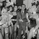 Hugh Hefner se svmi zajky v roce 1966.