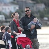 Hereka s manelem a se synem na prochzce v roce 2011.