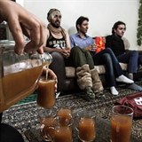 Alkohol je v Íránu ilegální. Mladí si ho vyrábí sami doma.