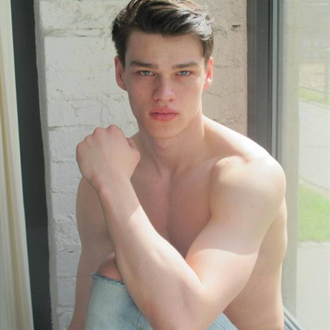 Filip p�ed p�r lety �seknul� s hokejem a ud�lal dob�e.